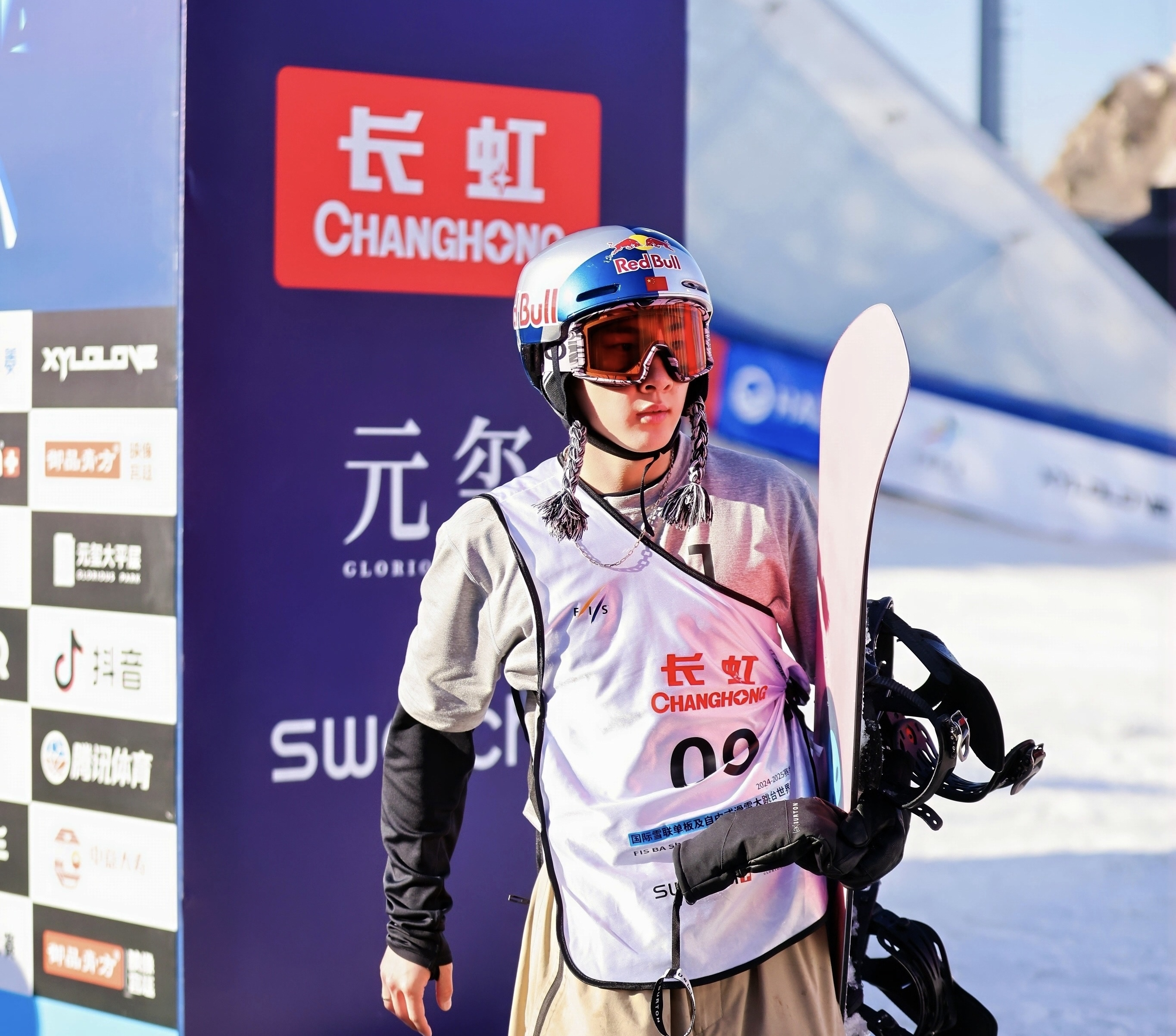 杨文龙、苏翊鸣小组前二晋级决赛 滑雪世界杯上演中国“虹”