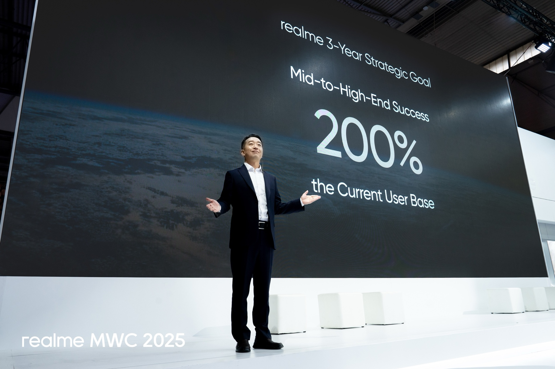 真我黑科技亮相MWC！可更换镜头概念机探索影像巅峰